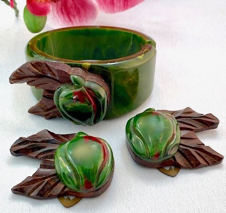 BB112 green bakelite apple hinged bangle and dress clip pr